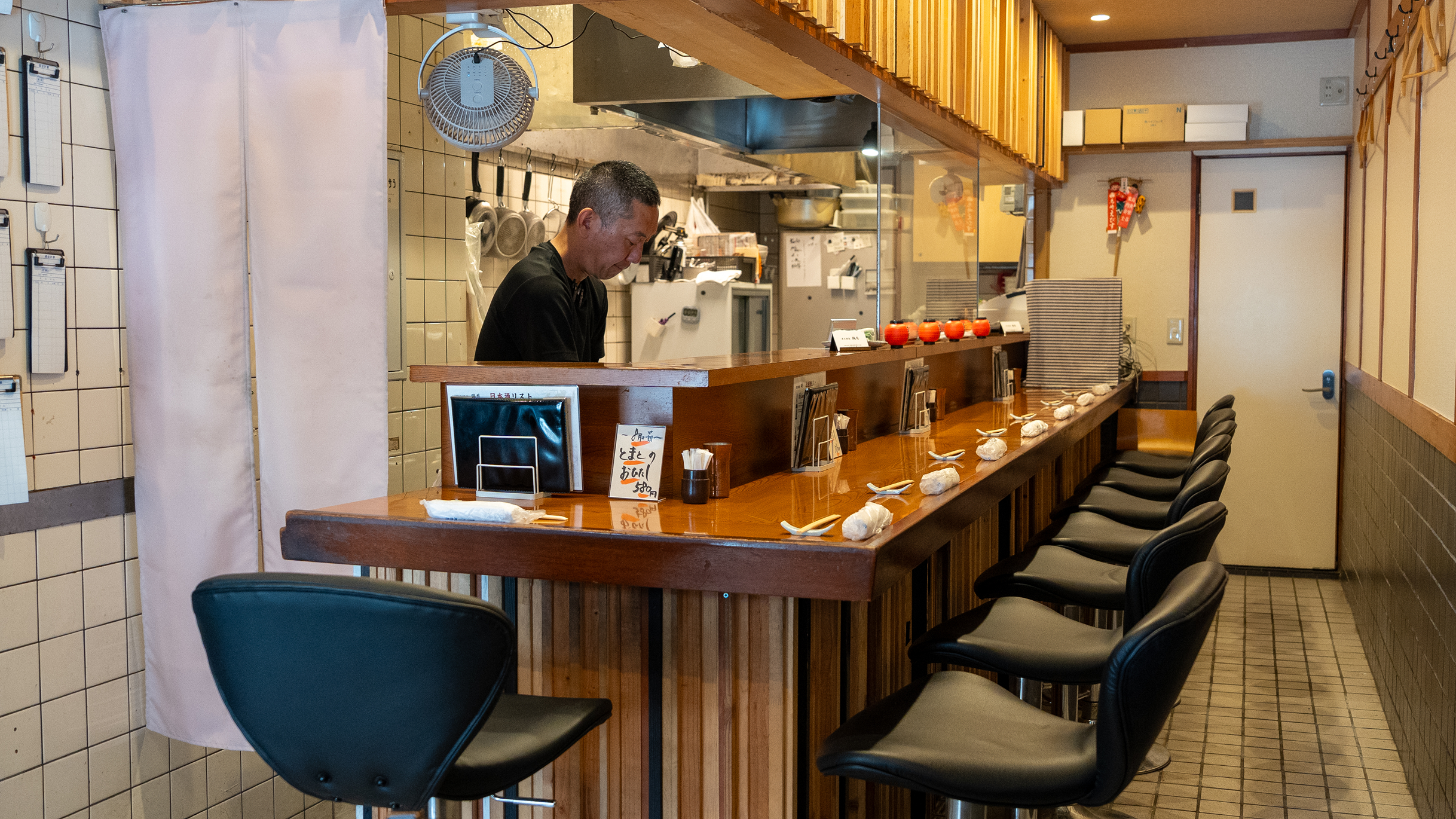 木の温もりを感じる鶏秀の店内