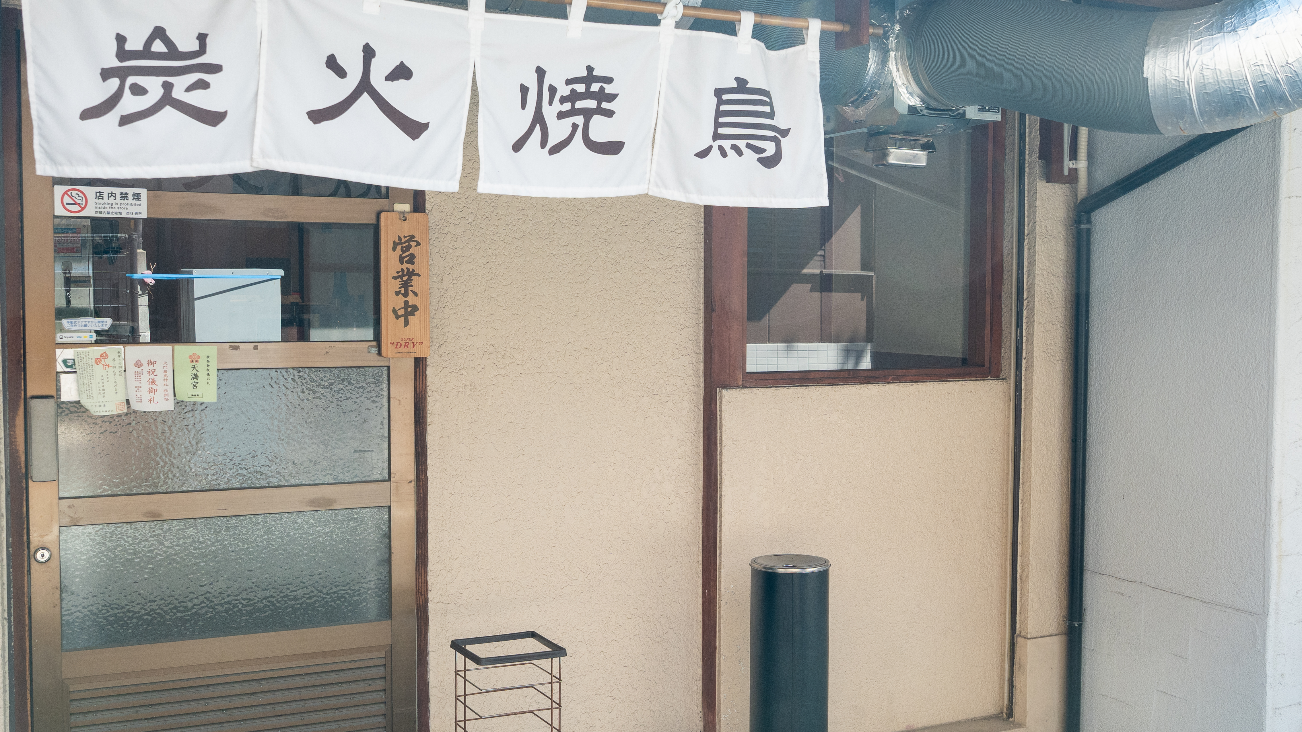 徳利からお猪口に注がれる日本酒（クリックで拡大）