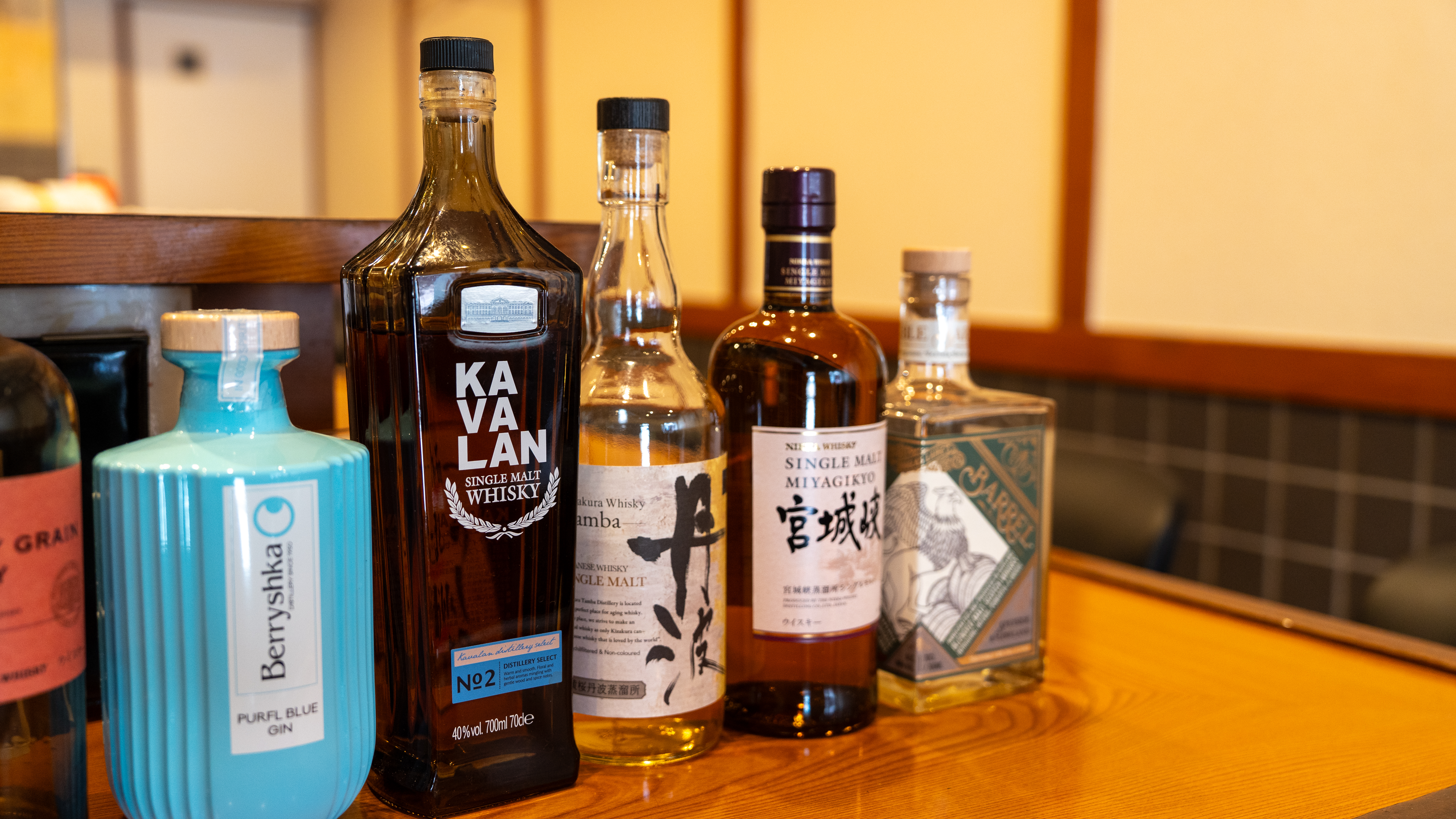 徳利からお猪口に注がれる日本酒（クリックで拡大）